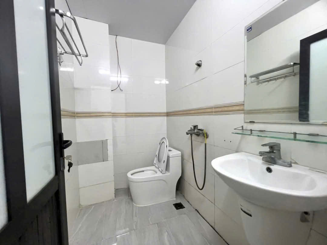 Nhà đẹp Phố Xốm – Hà Đông, Sát mặt phố, Dòng tiền sẵn, Tặng Full Nội Thất, 5 Tầng, Chỉ 4.1 tỷ.